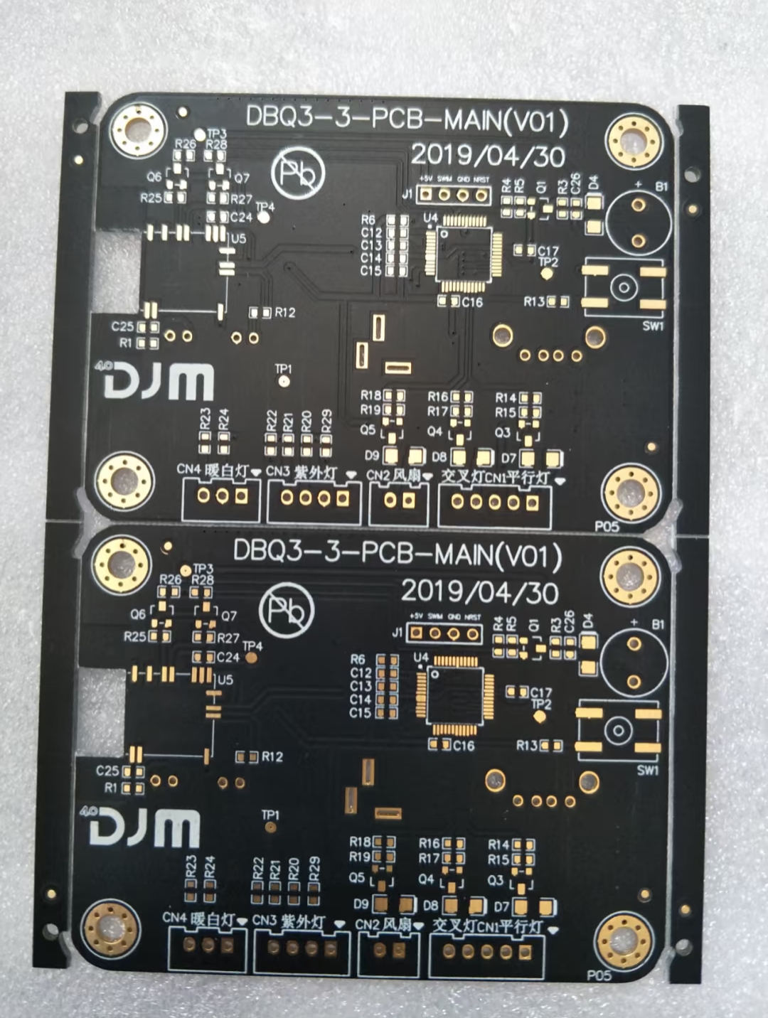 How can the positive and negative poles of a printed circuit board (PCB) be distinguished?